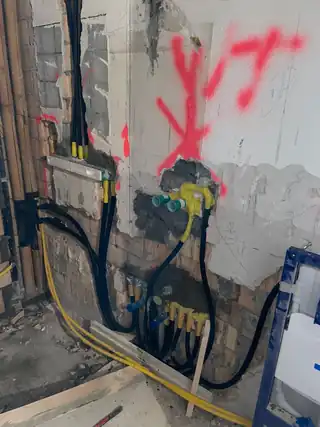 Gebäudetechnik während der Rohinstallation