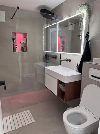 Fertiggestelltes modernes Badezimmer