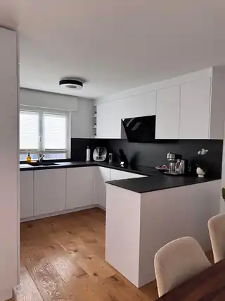 Fertiggestellte moderne Küche
