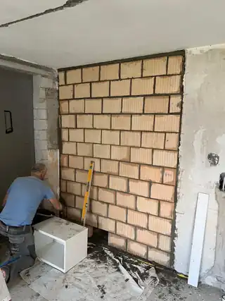 Neu erstellte Mauer während eines Umbaus
